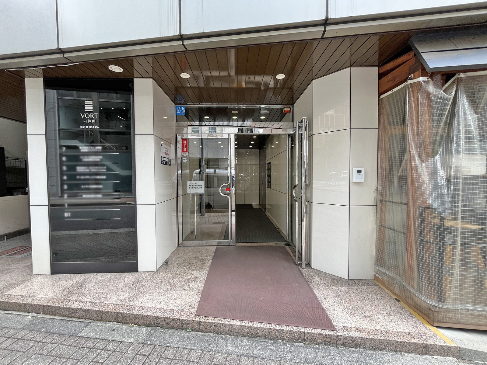 オフィスビル出入口