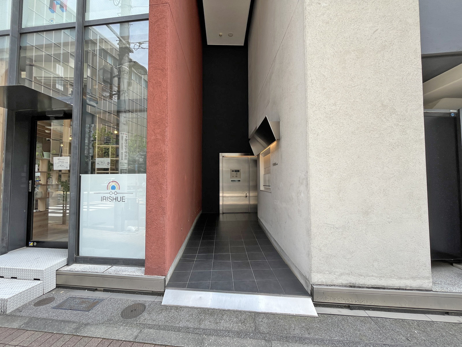 オフィスビル出入口