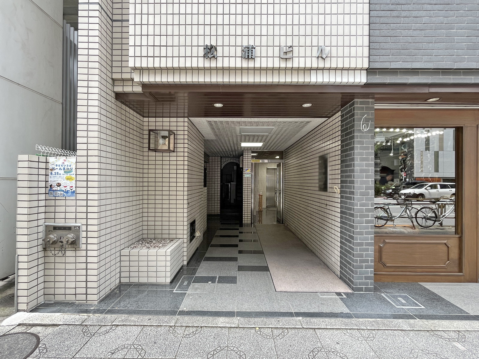 オフィスビル出入口