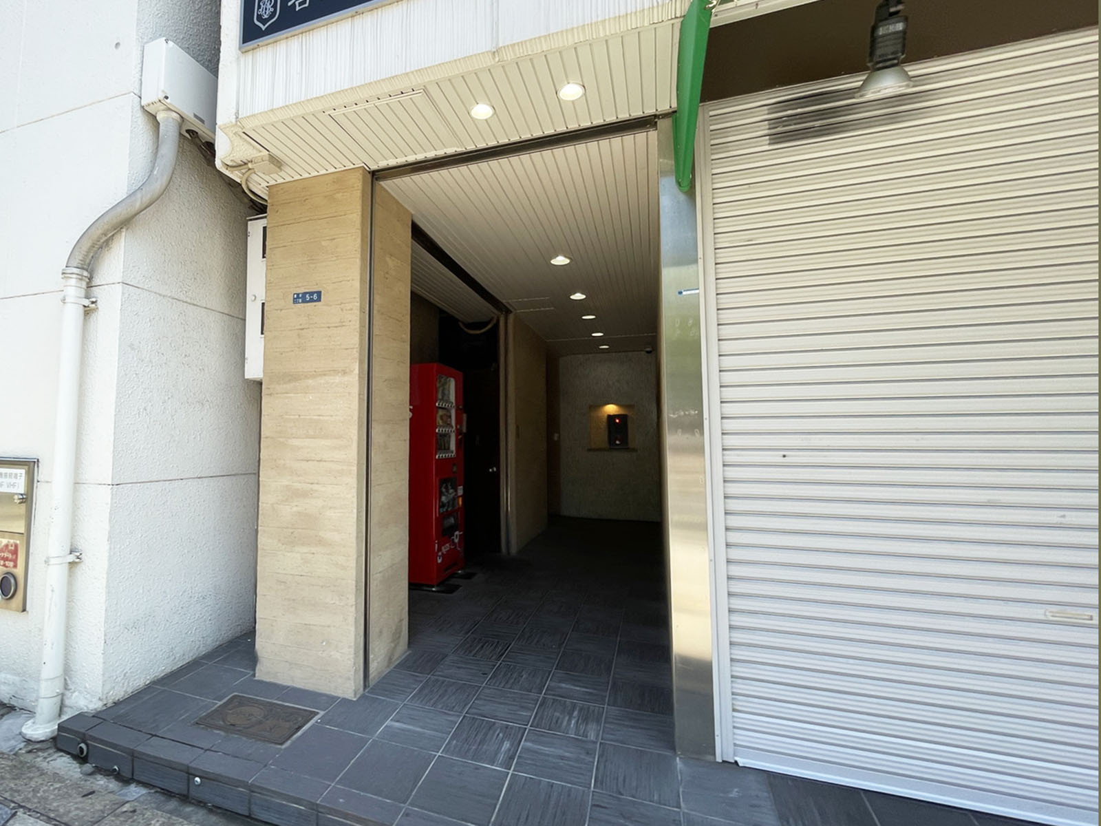オフィスビル出入口