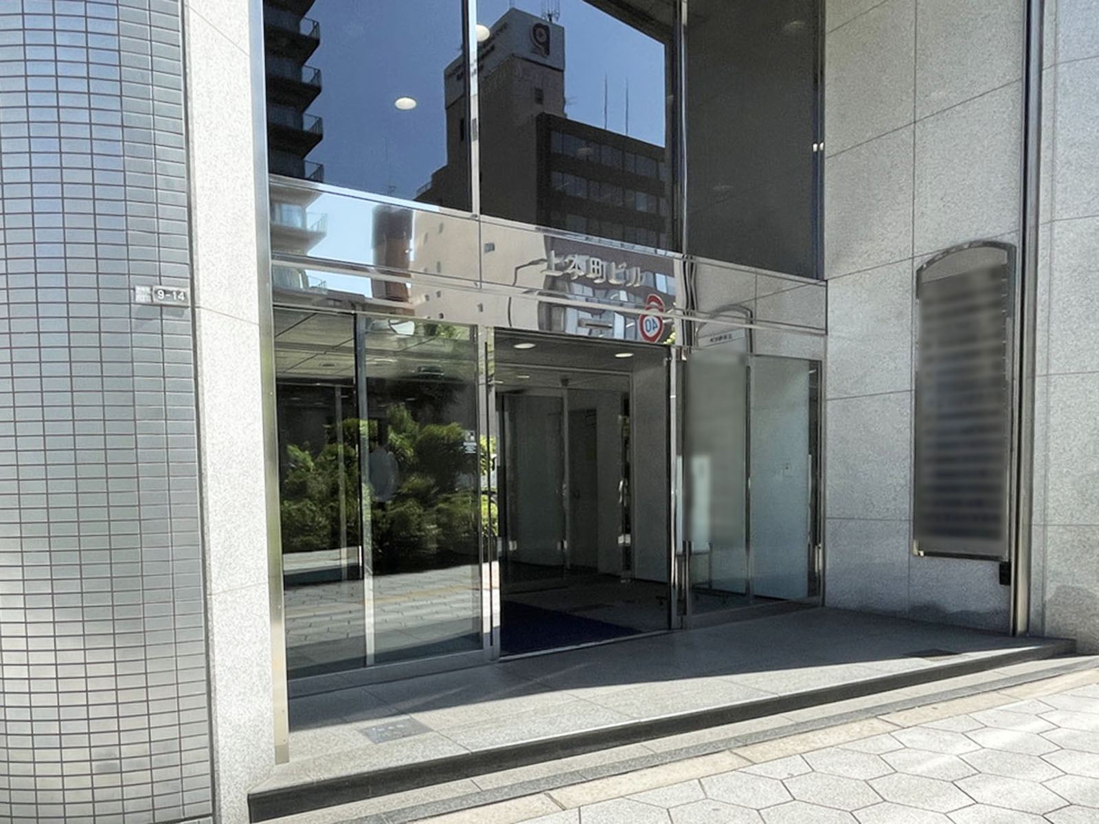 オフィスビル出入口