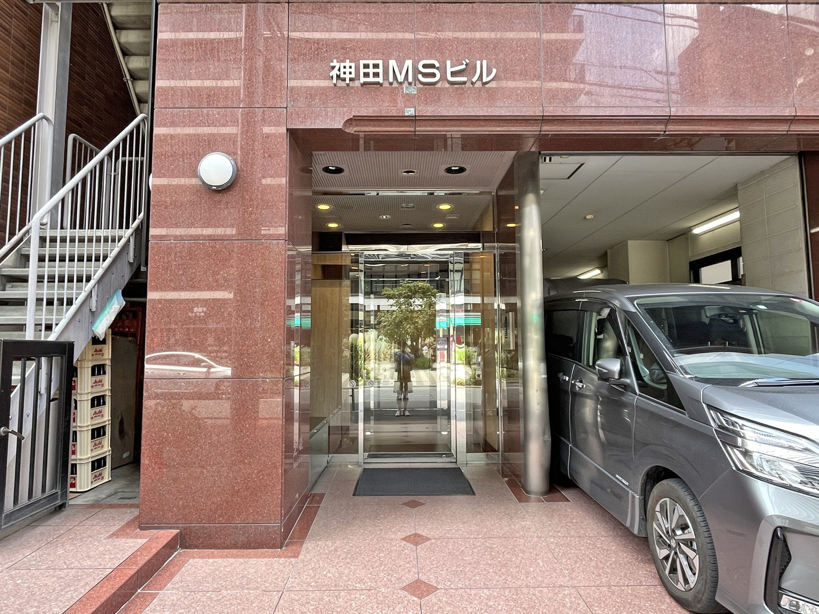 オフィスビル出入口