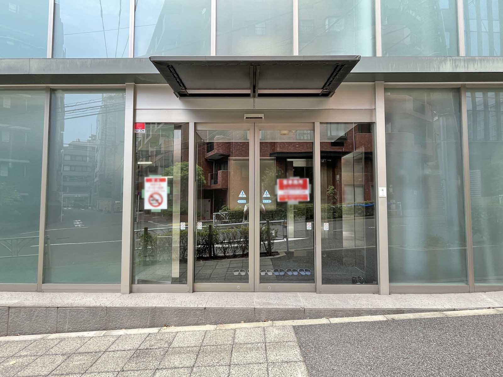 オフィスビル出入口