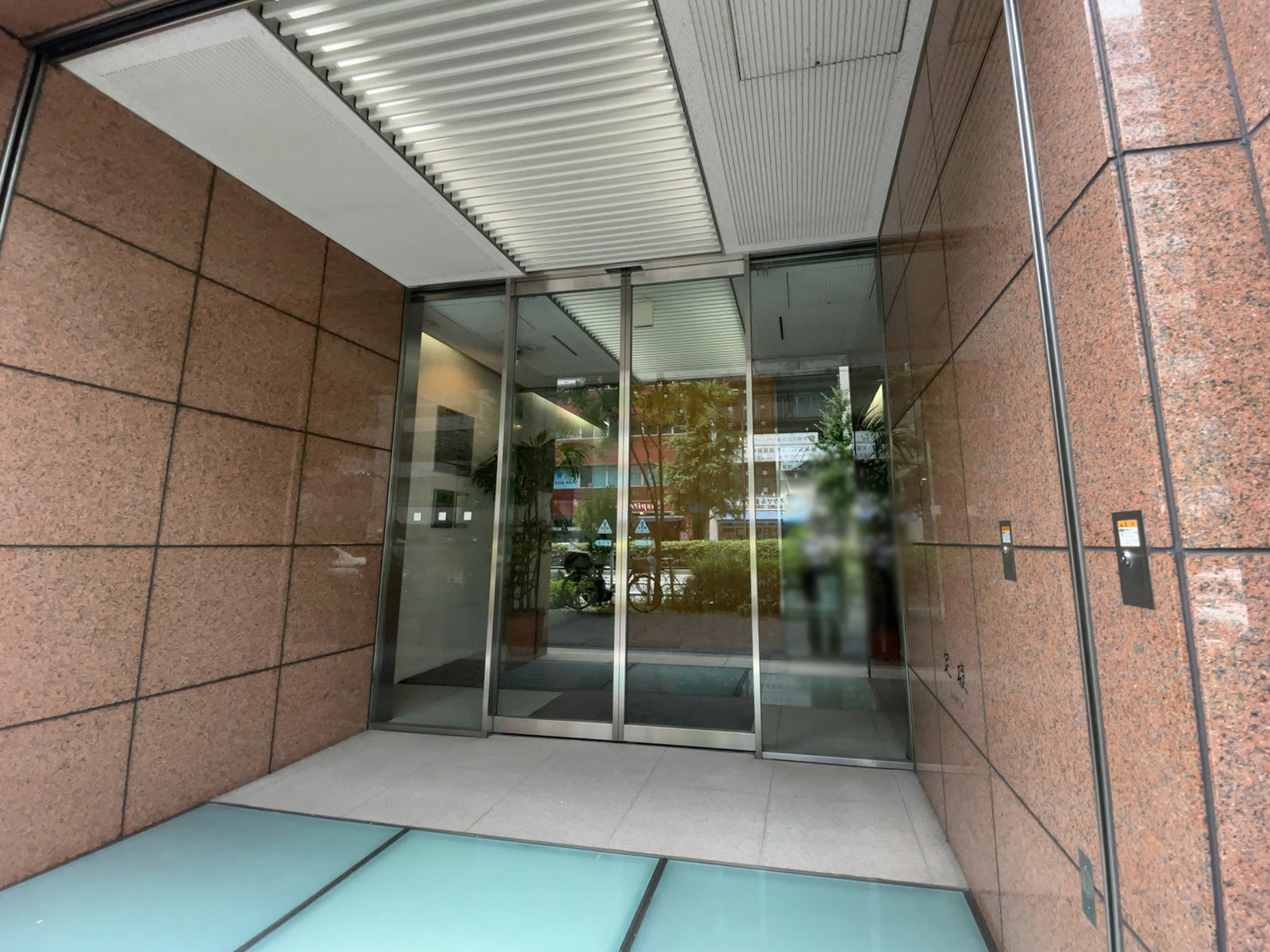 オフィスビル出入口