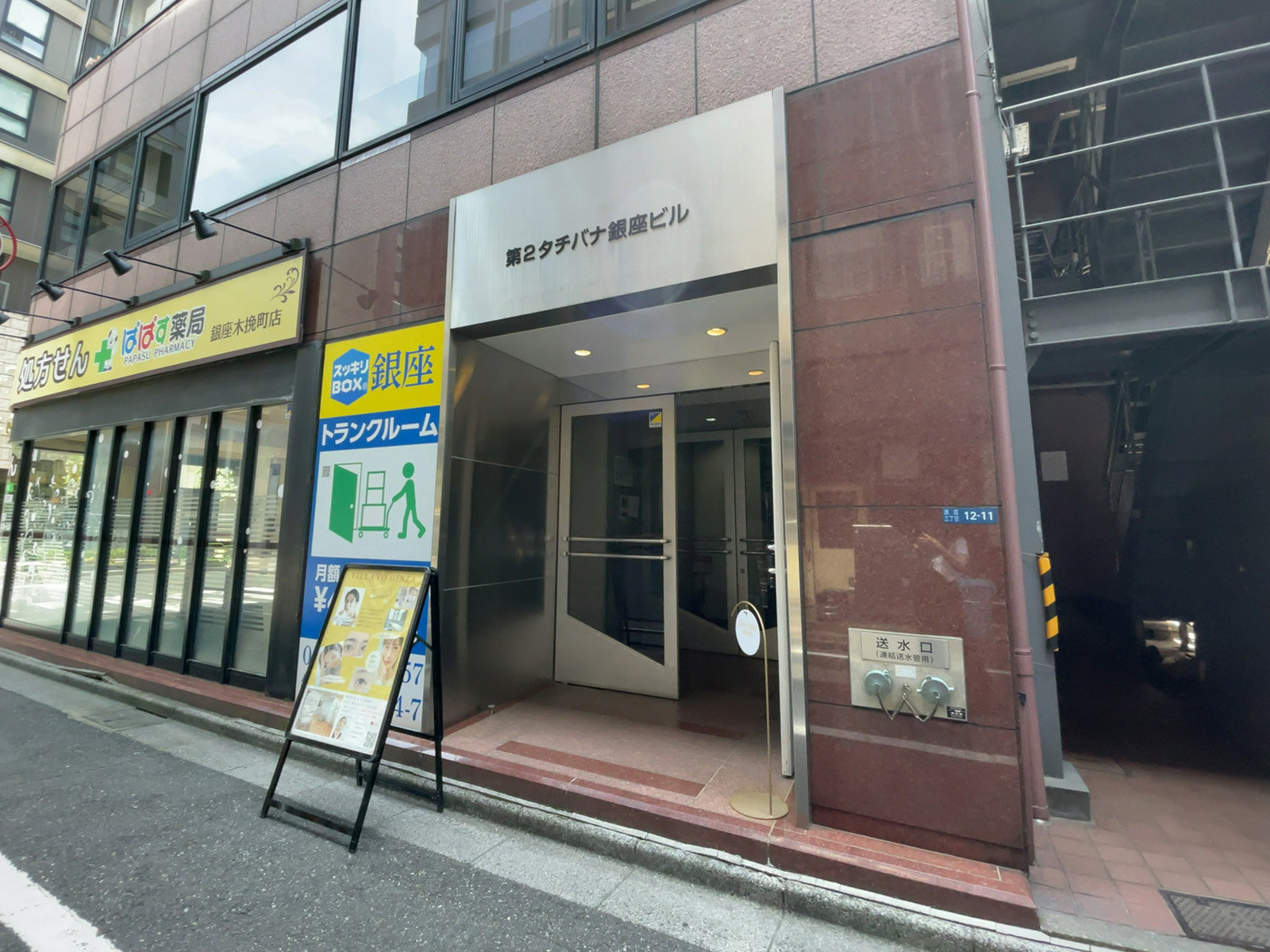 オフィスビル出入口
