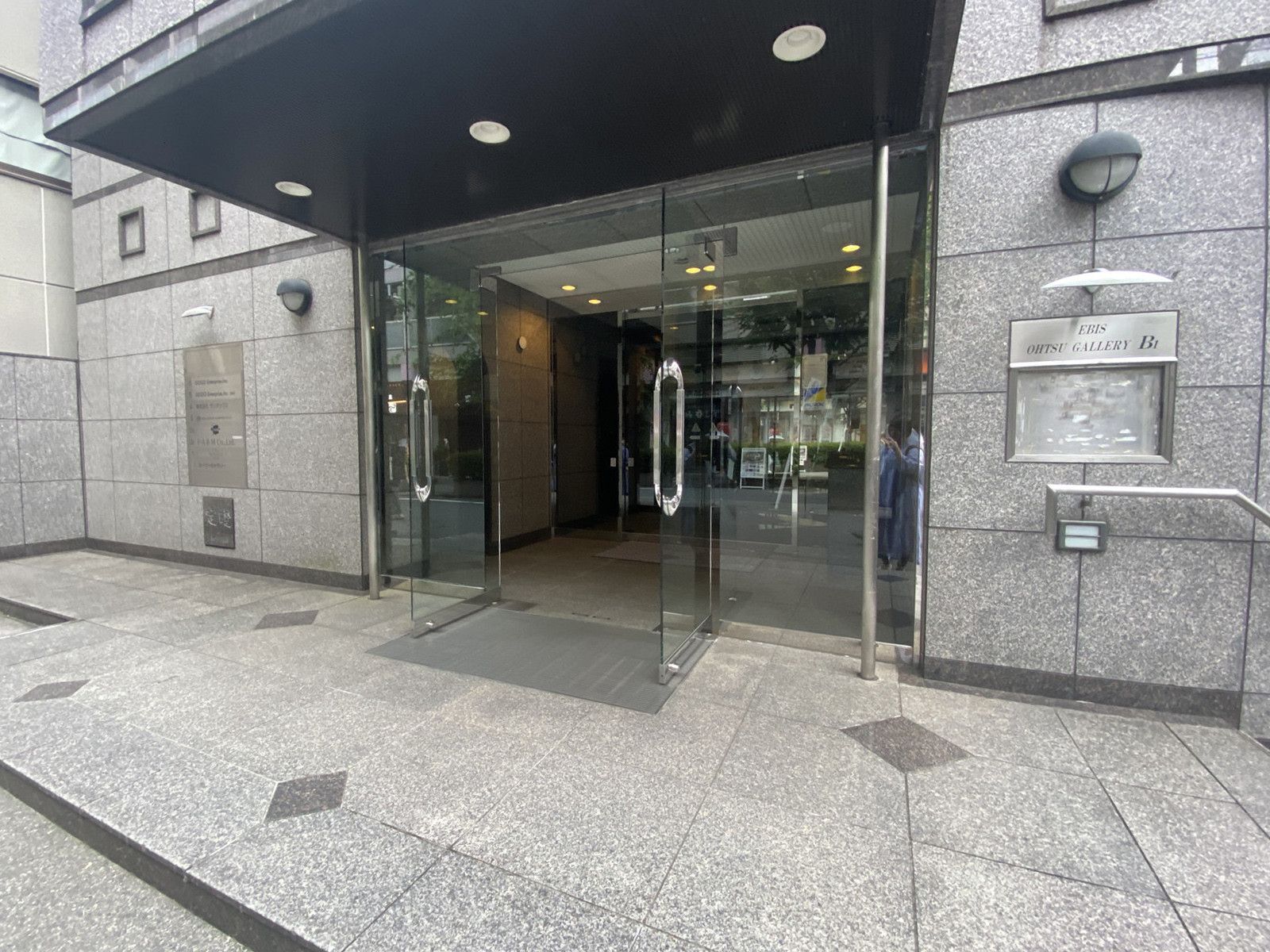 オフィスビル出入口