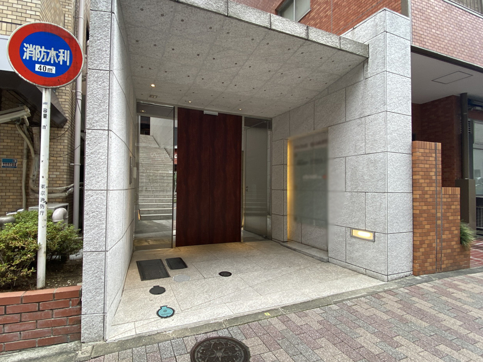 オフィスビル出入口