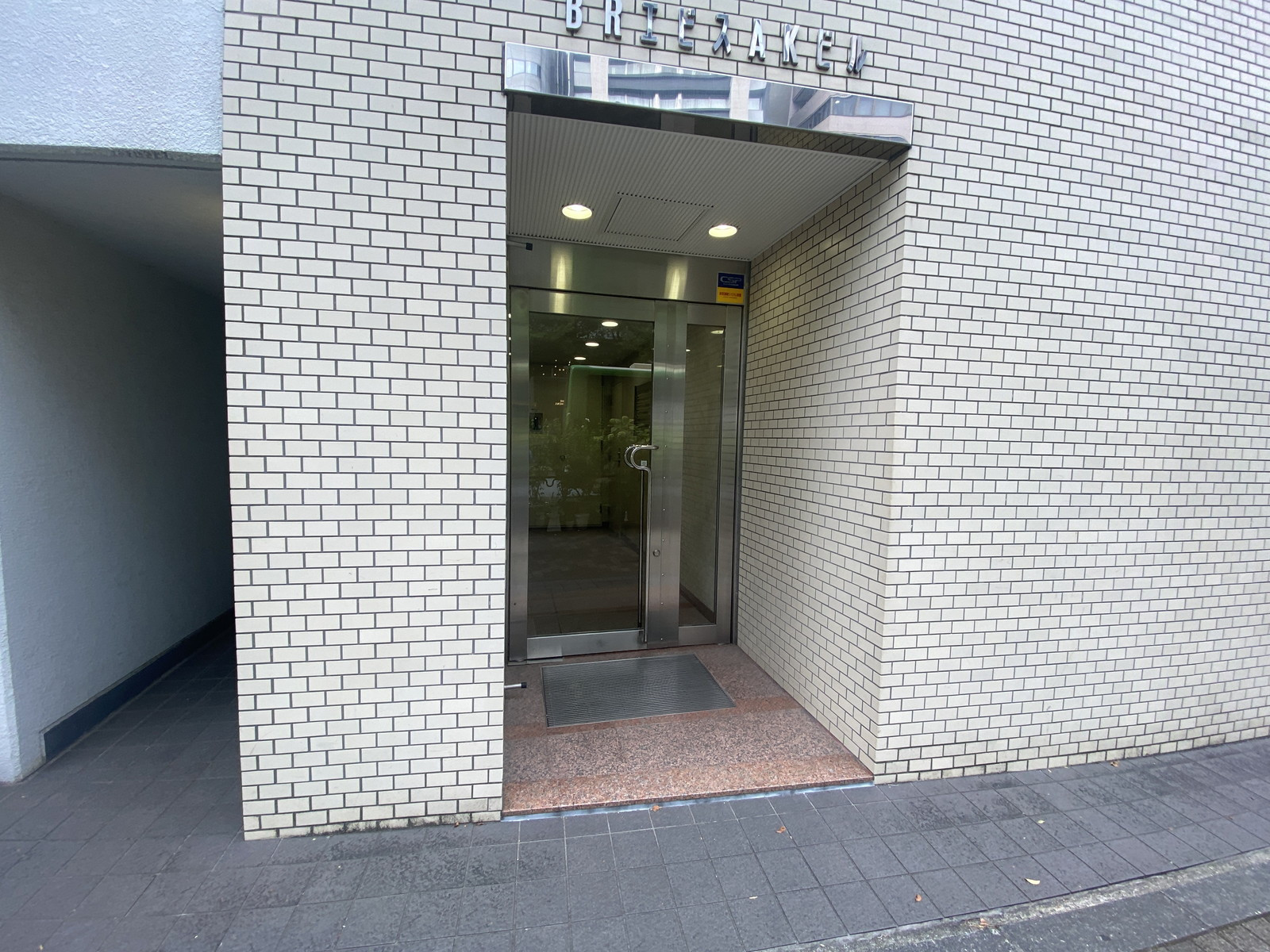 オフィスビル出入口