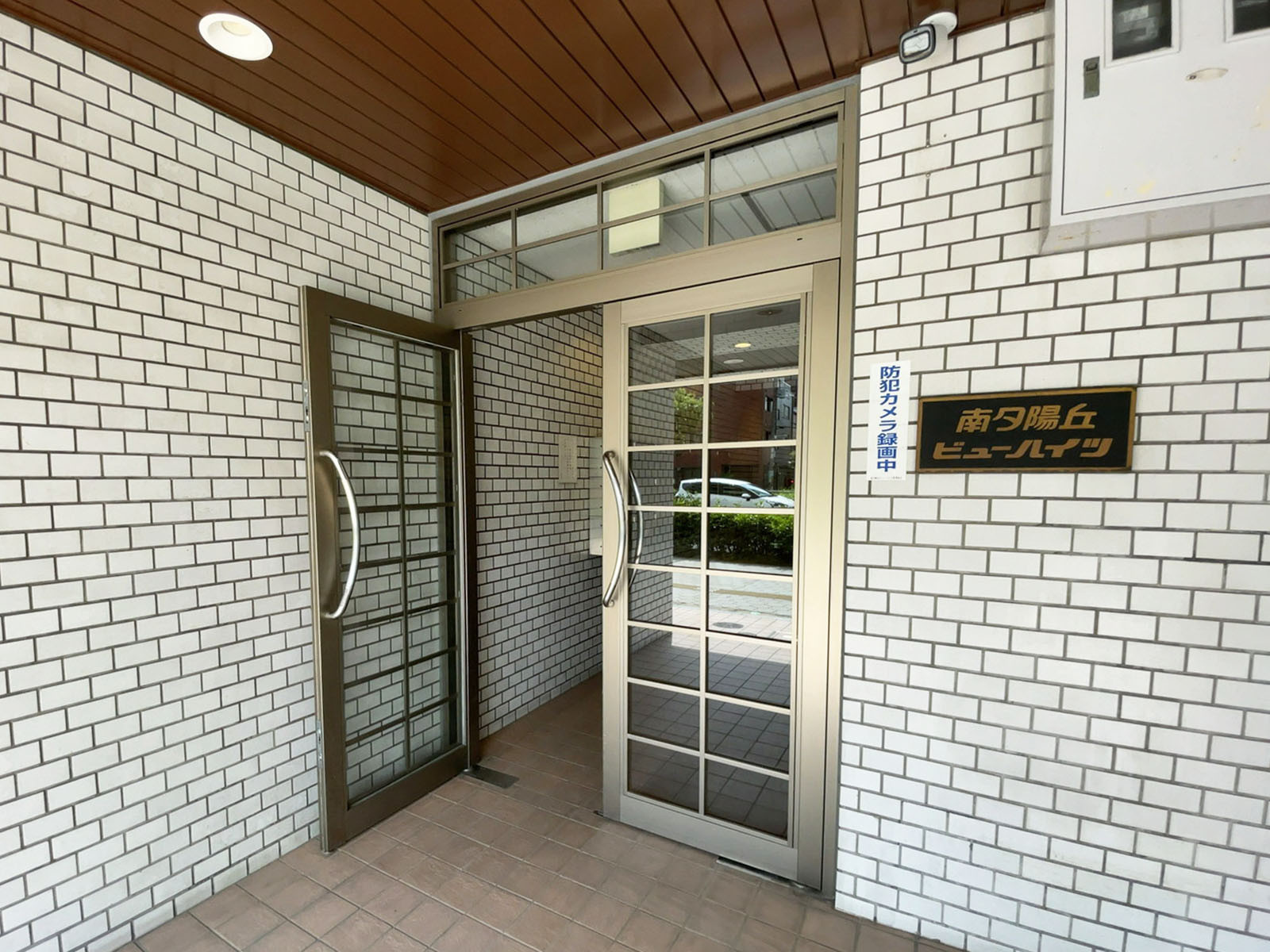 オフィスビル出入口