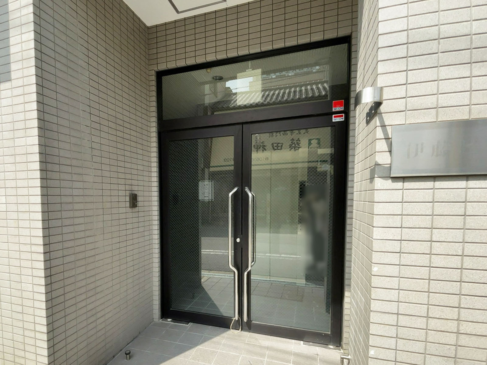 オフィスビル出入口