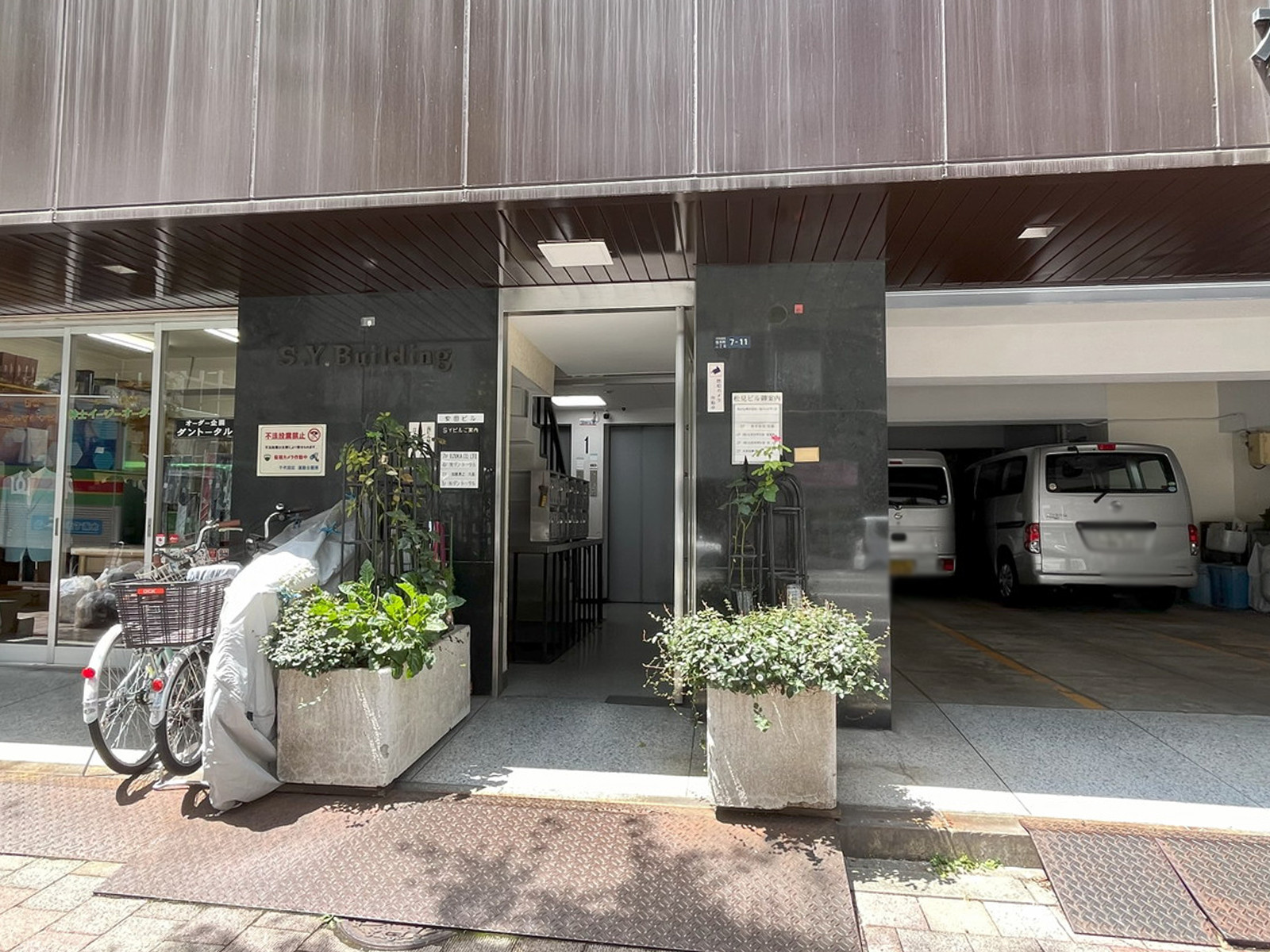 オフィスビル出入口