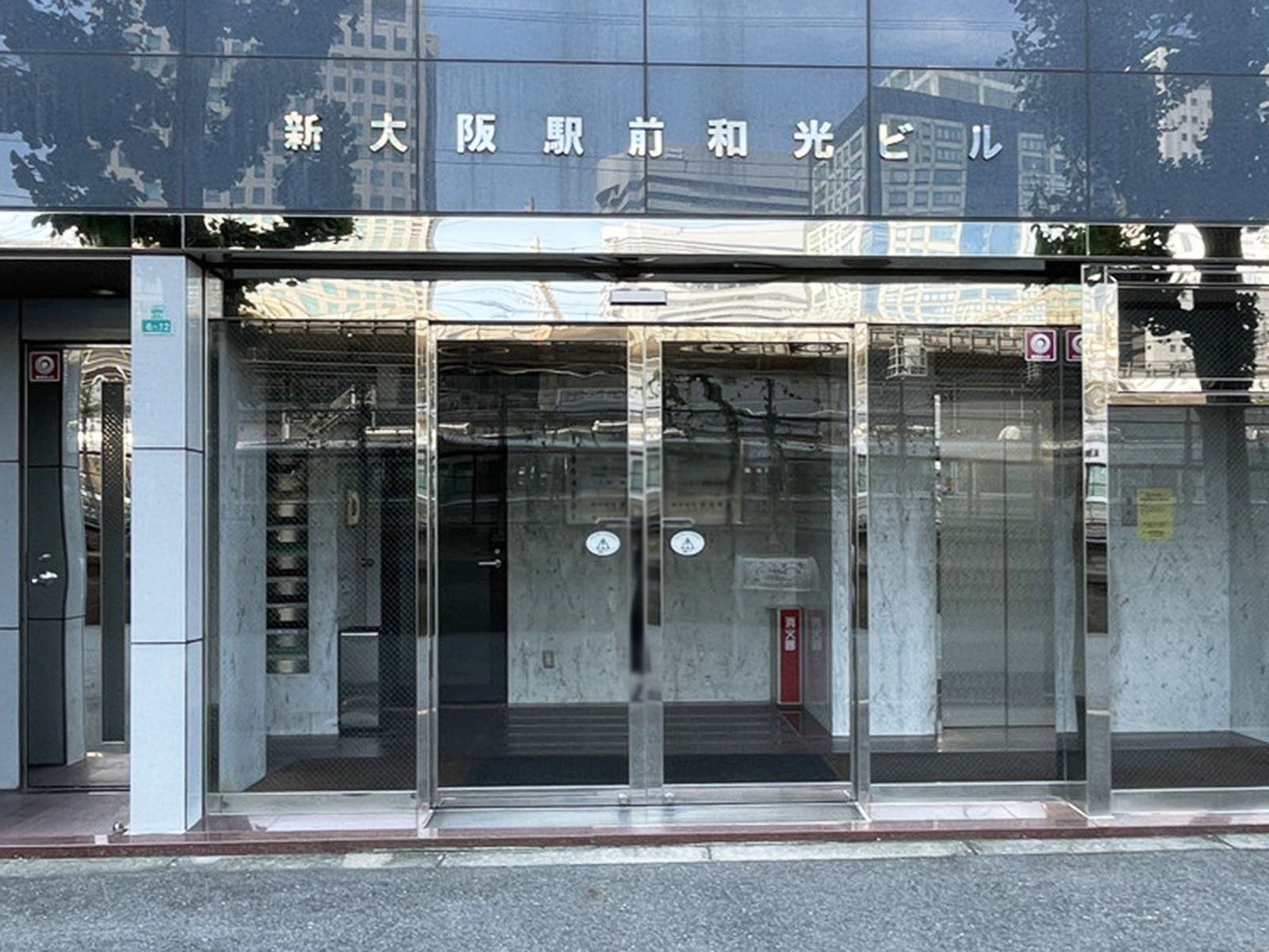 オフィスビル出入口