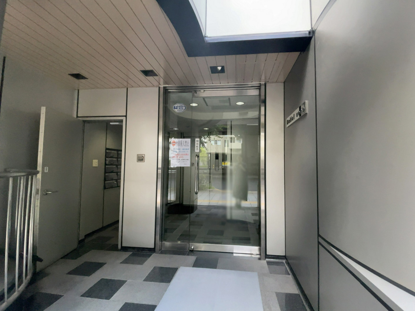 オフィスビル出入口