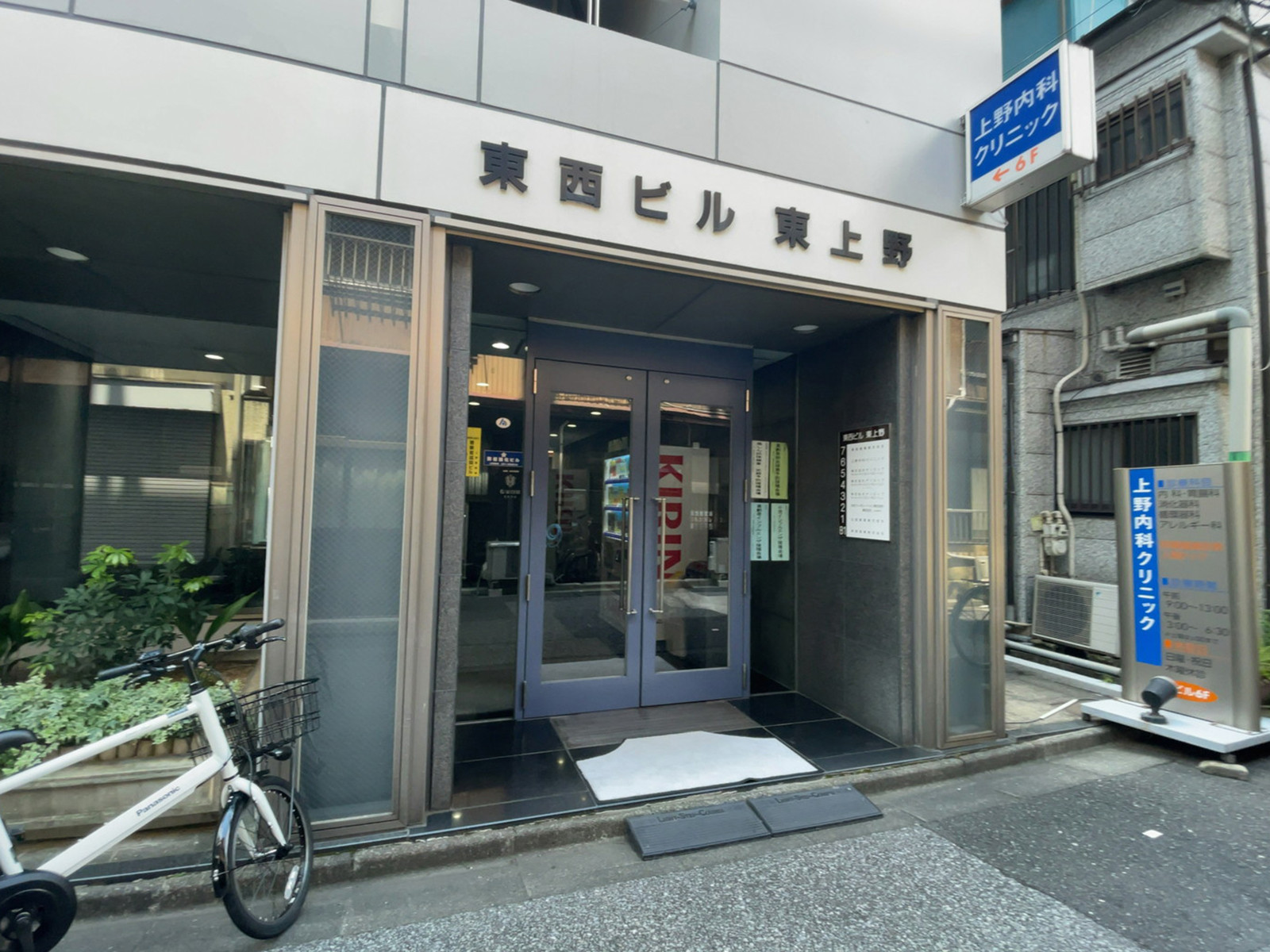 オフィスビル出入口