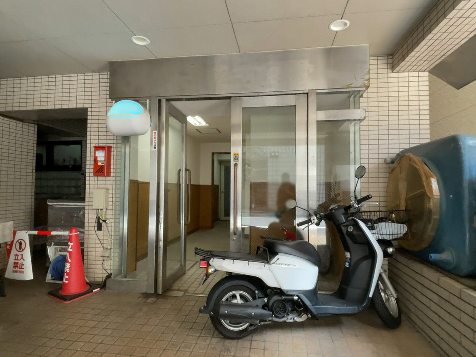オフィスビル出入口