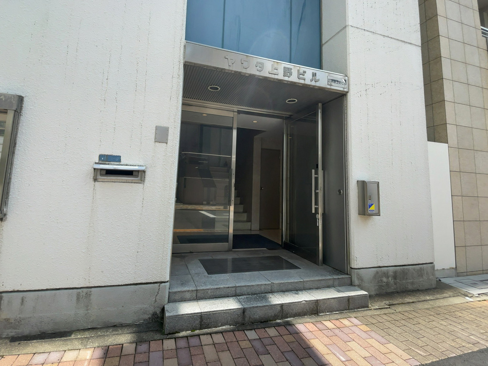 オフィスビル出入口