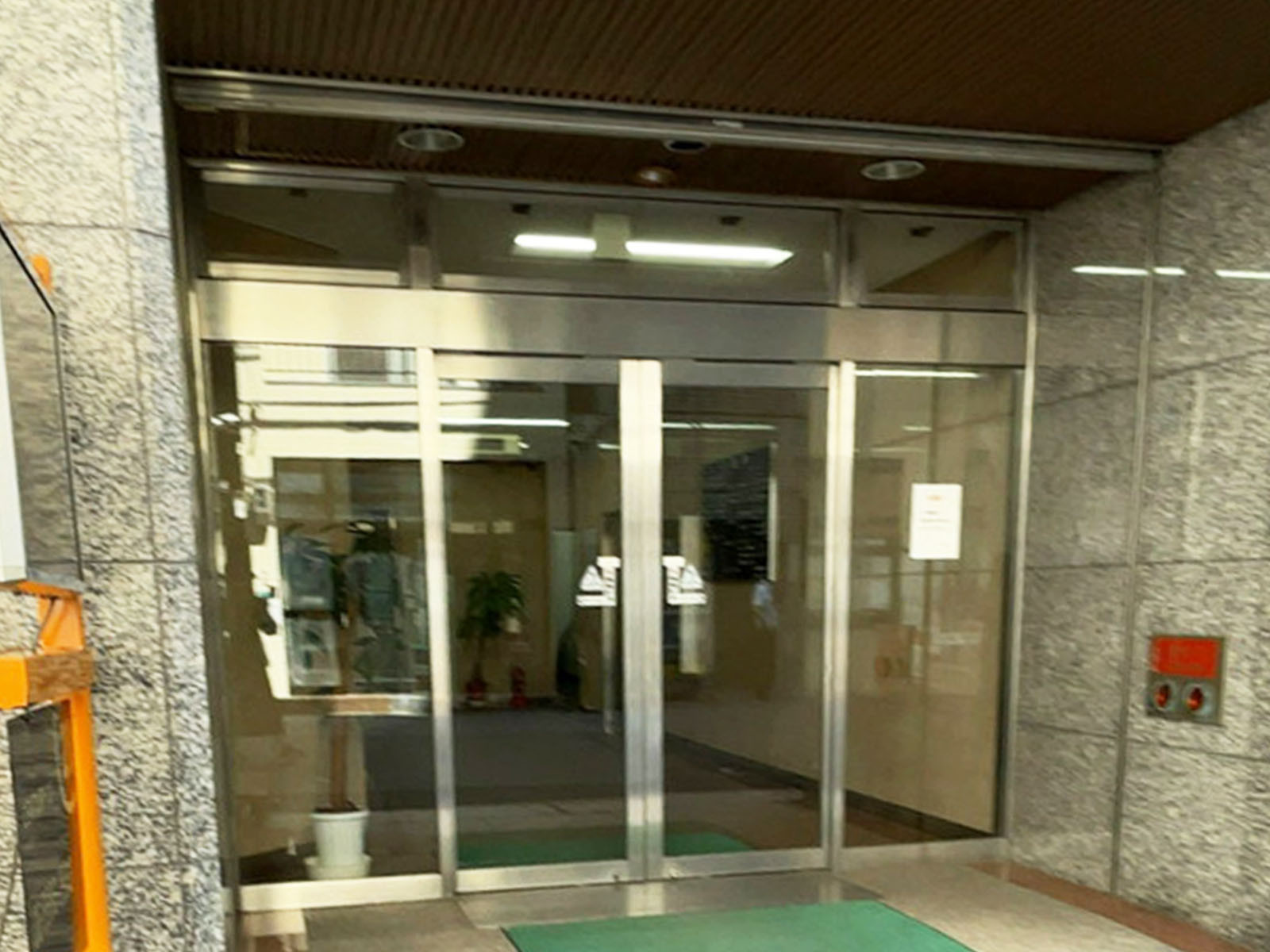 オフィスビル出入口