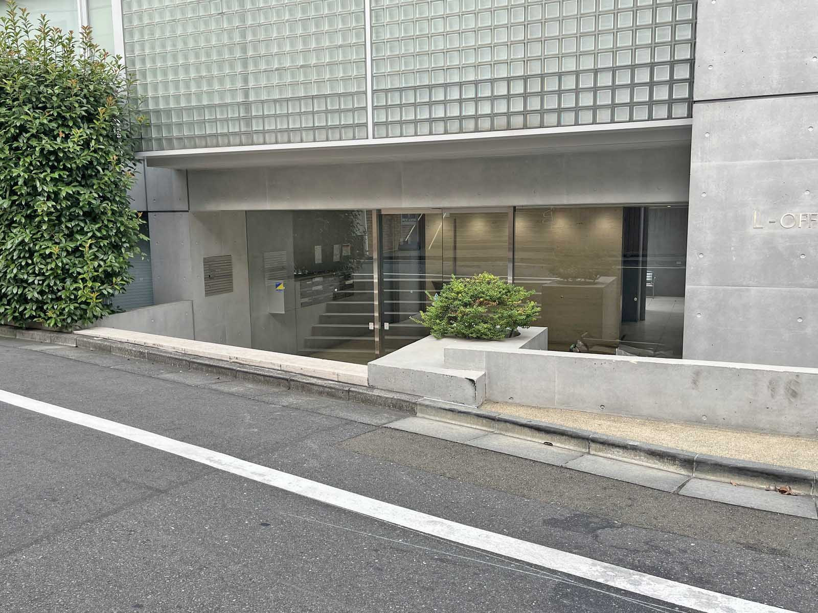 オフィスビル出入口