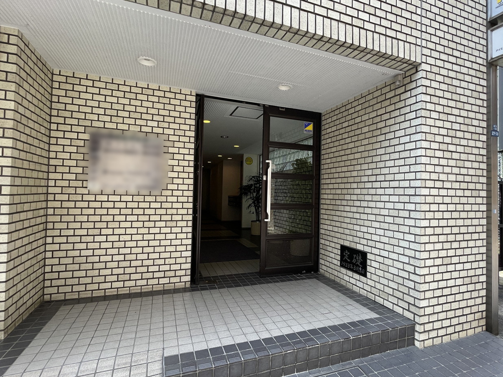 オフィスビル出入口