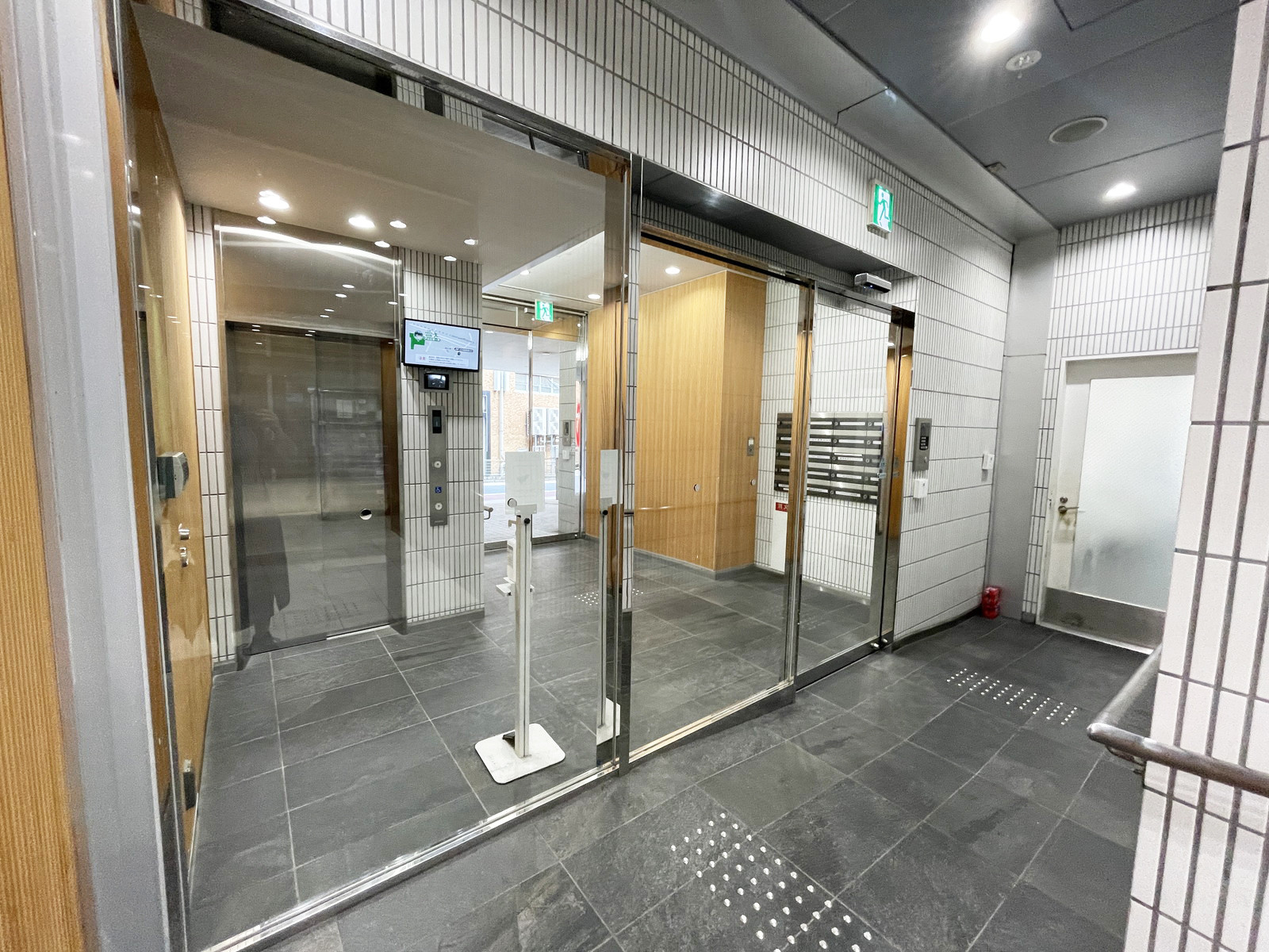 オフィスビル出入口