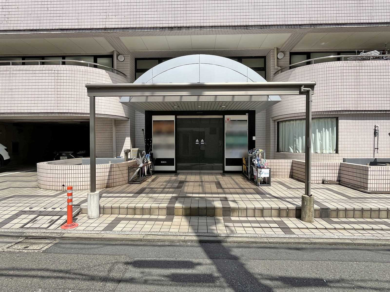 オフィスビル出入口