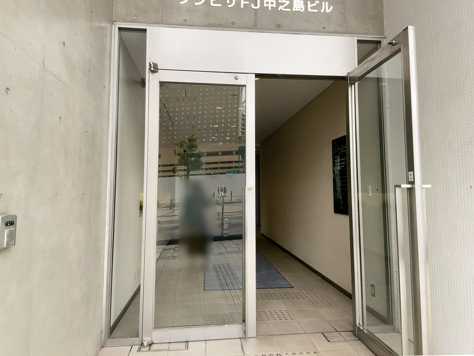 オフィスビル出入口