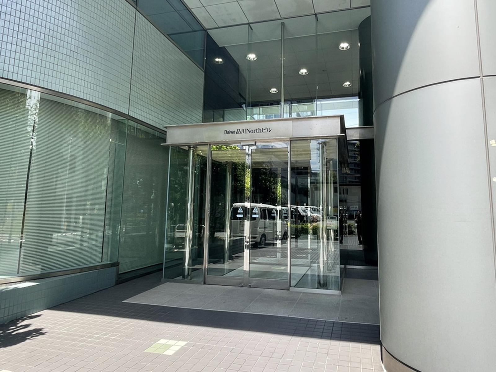 オフィスビル出入口