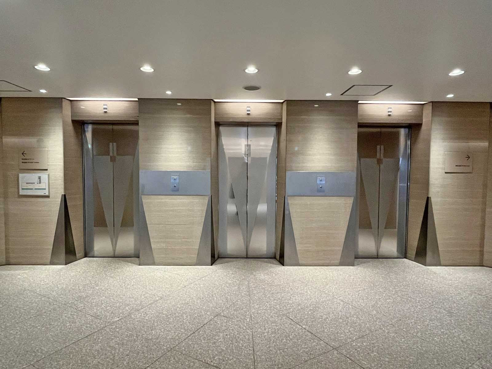 エレベーター(3基)