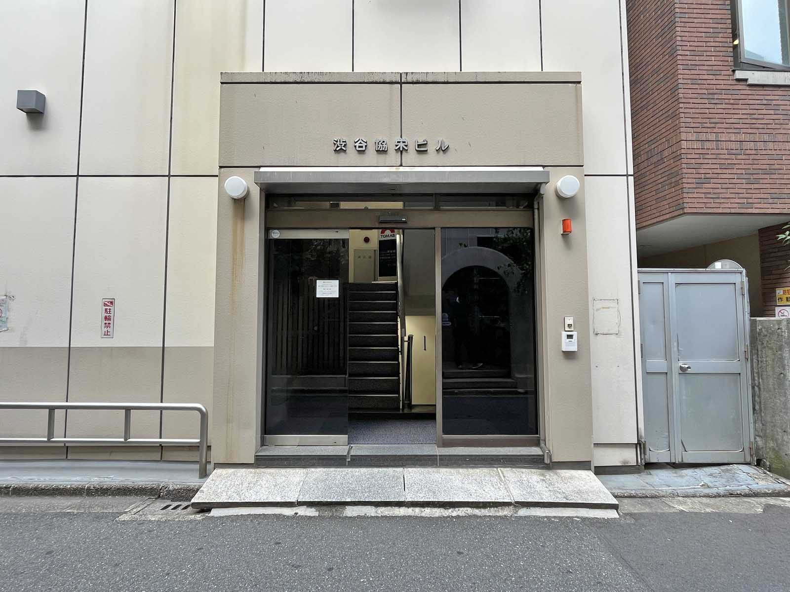 オフィスビル出入口