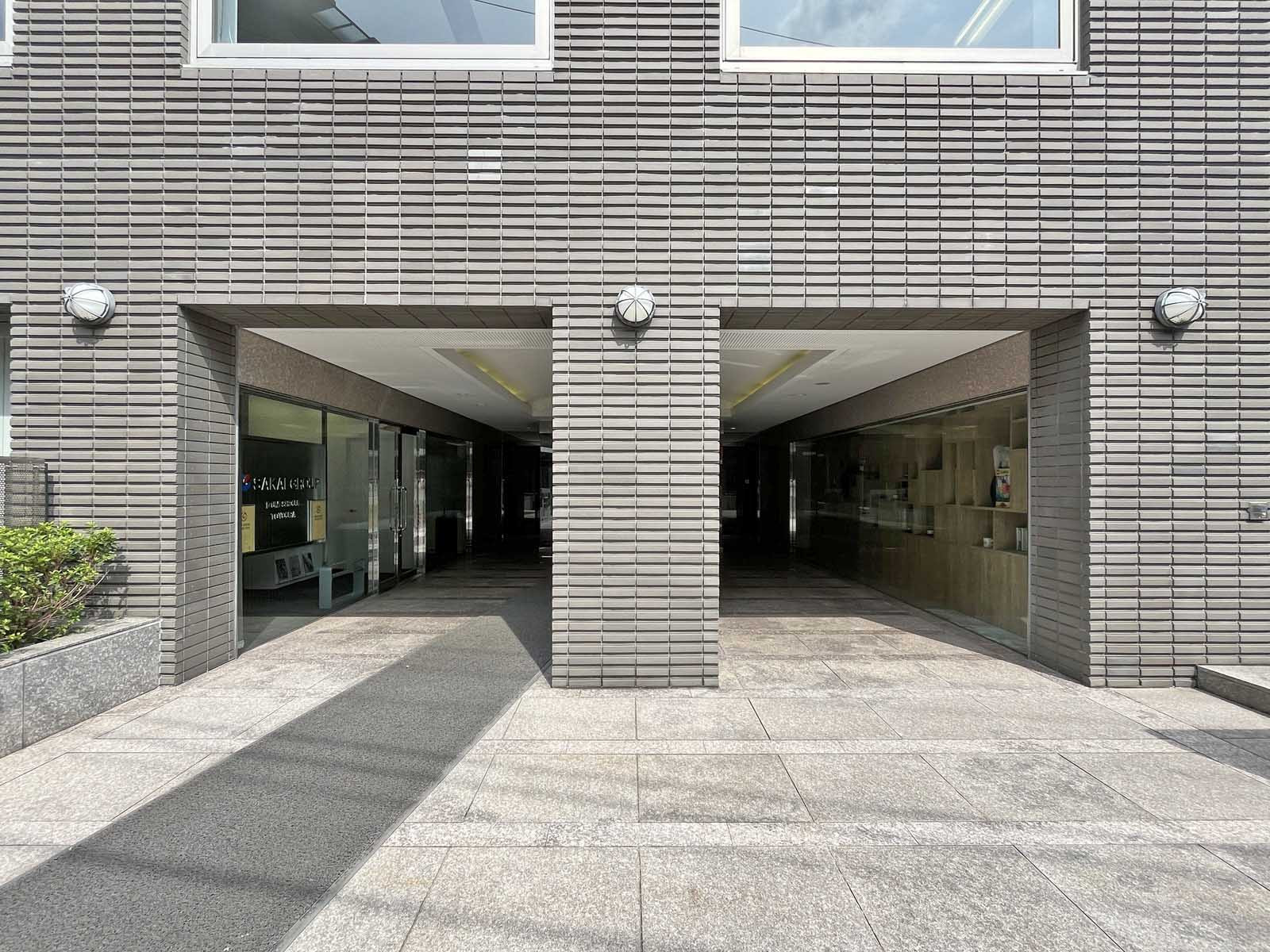 オフィスビル出入口