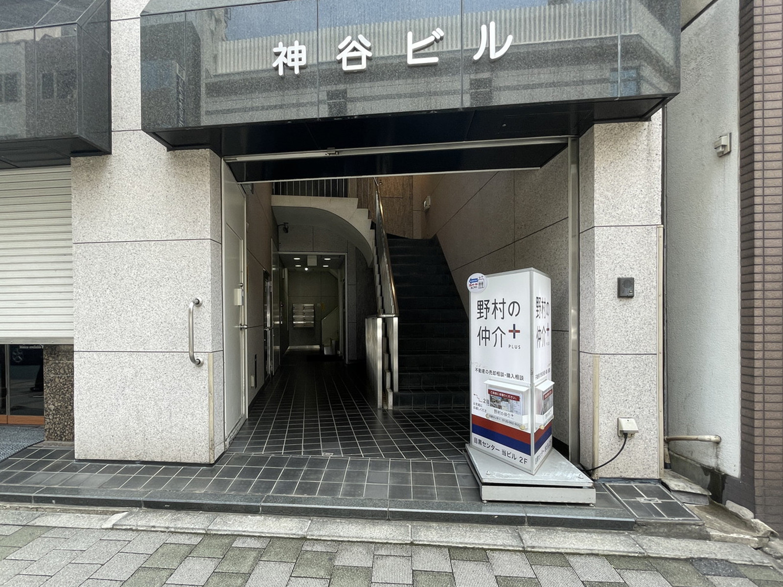 オフィスビル出入口