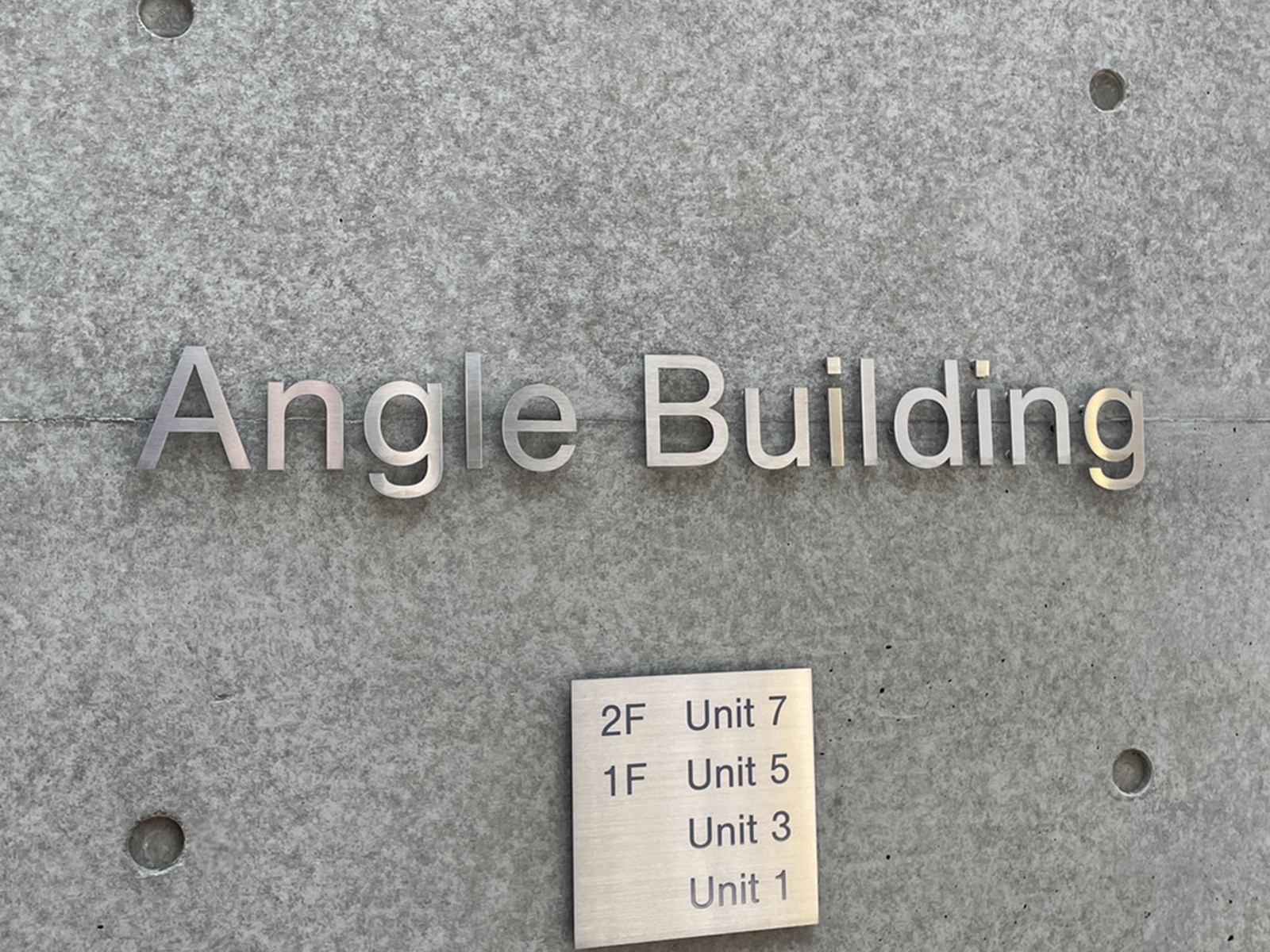 ネームプレート：Angle Building