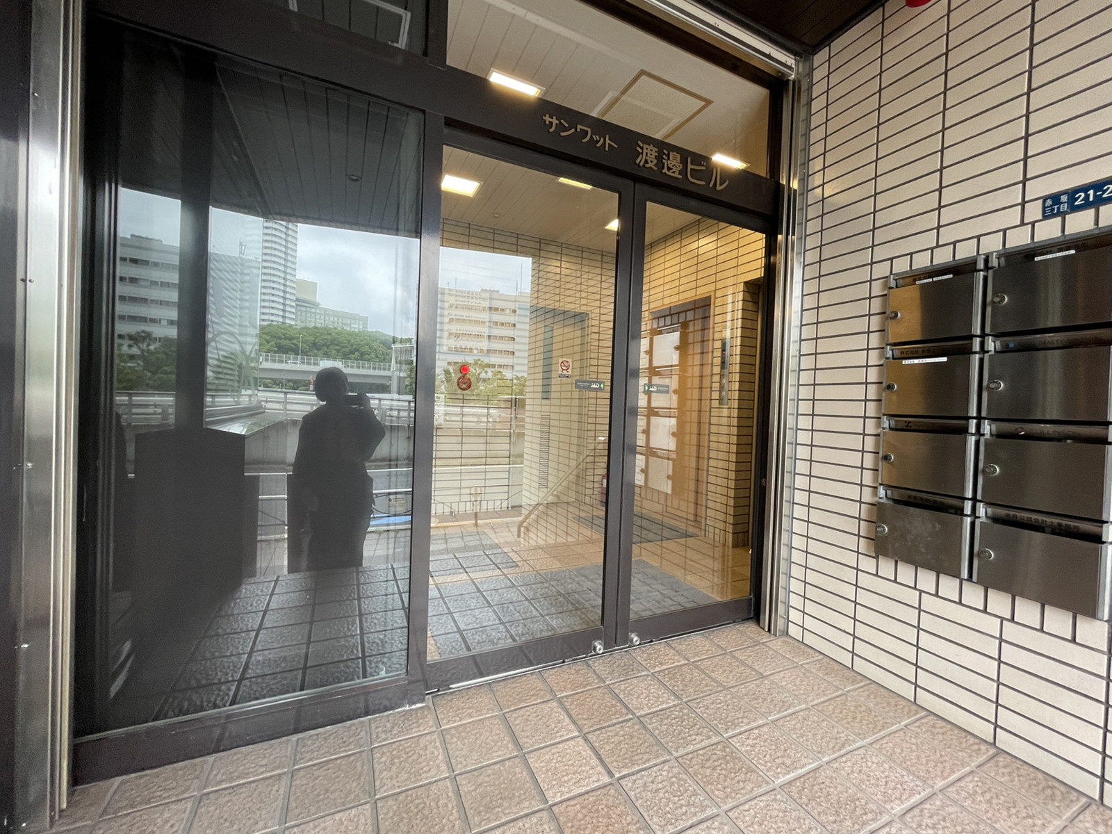 オフィスビル出入口
