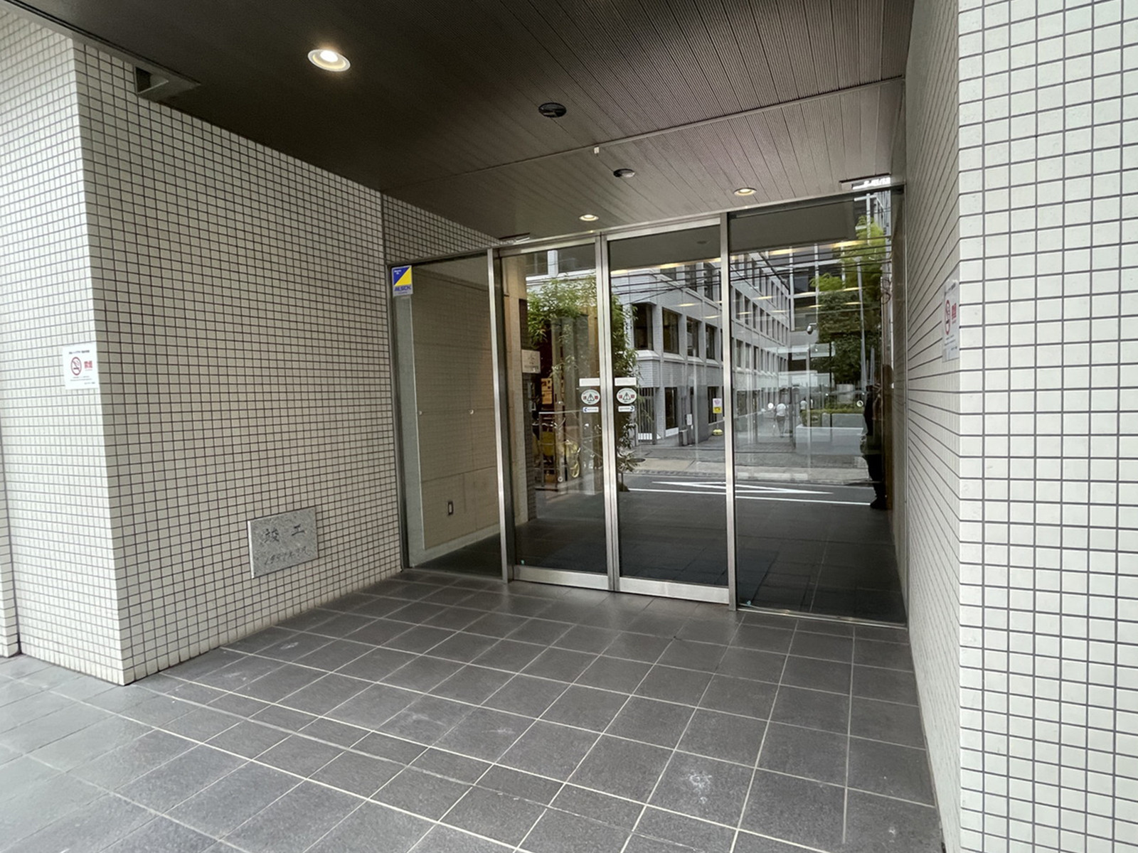 オフィスビル出入口