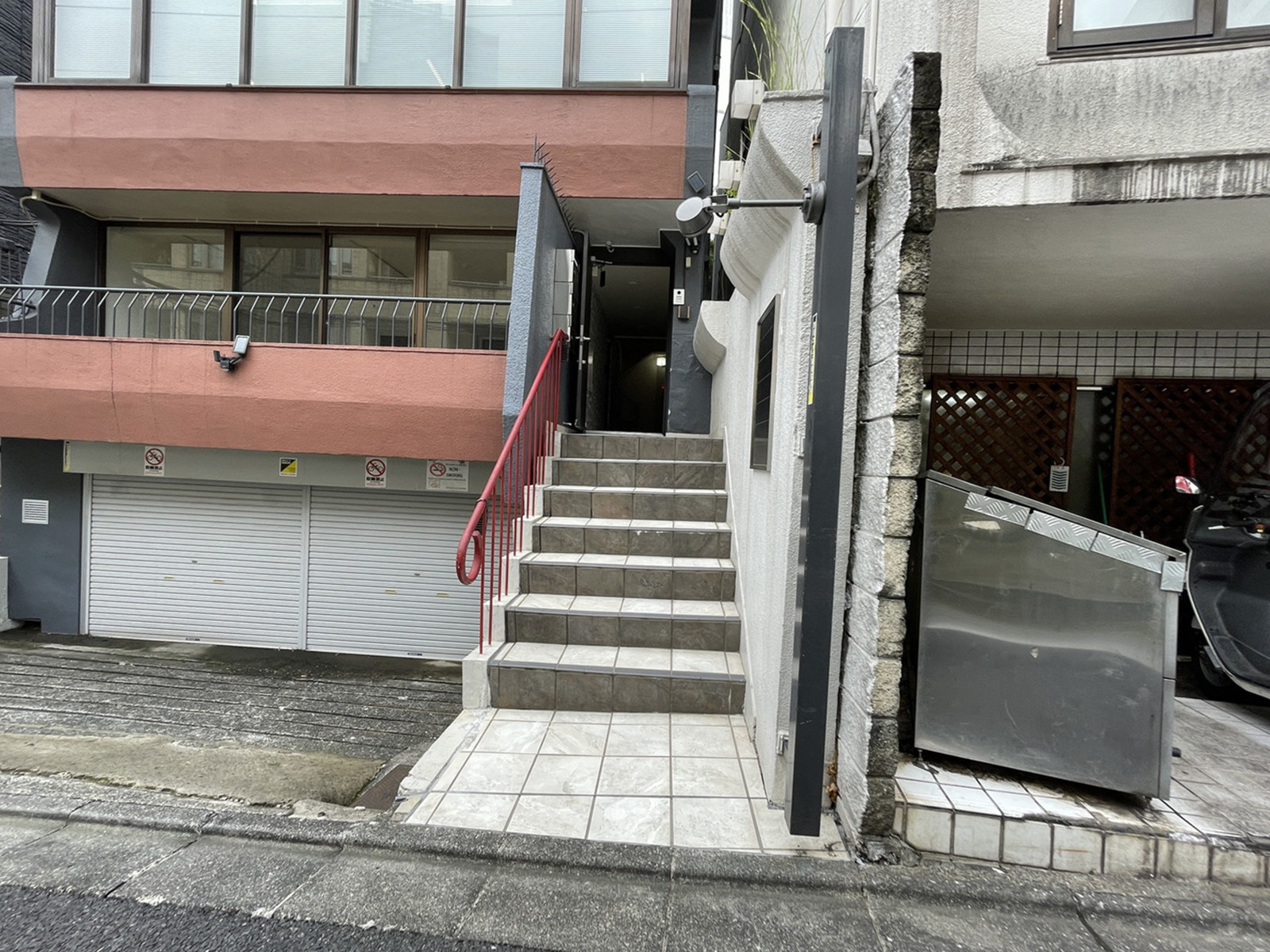 オフィスビル出入口