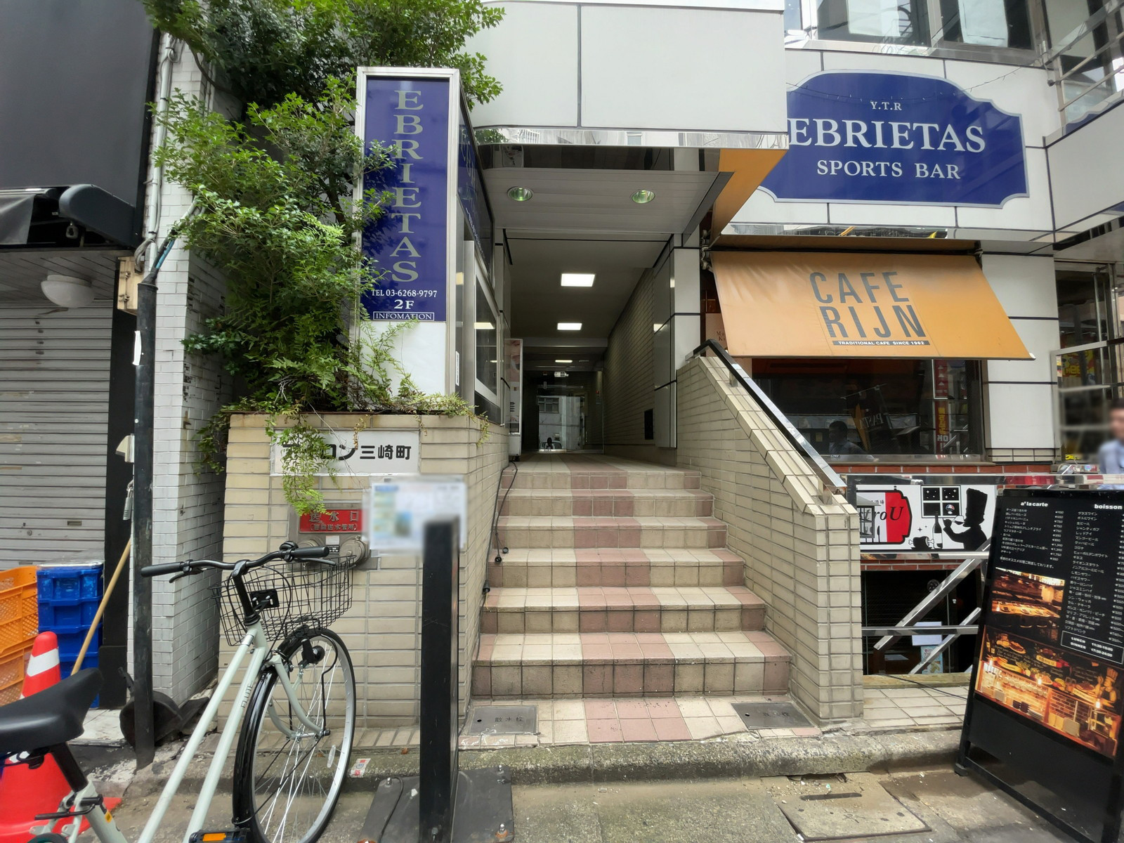 出入り口前の階段