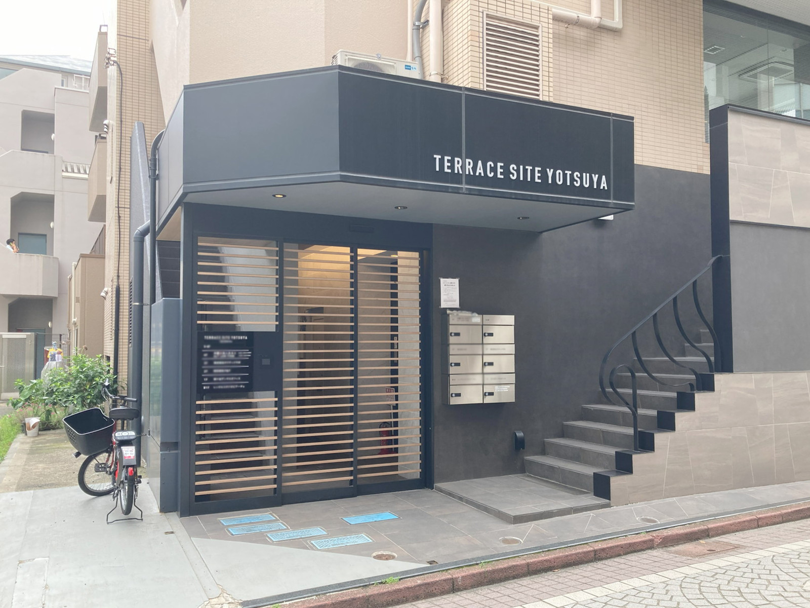 オフィスビル出入口