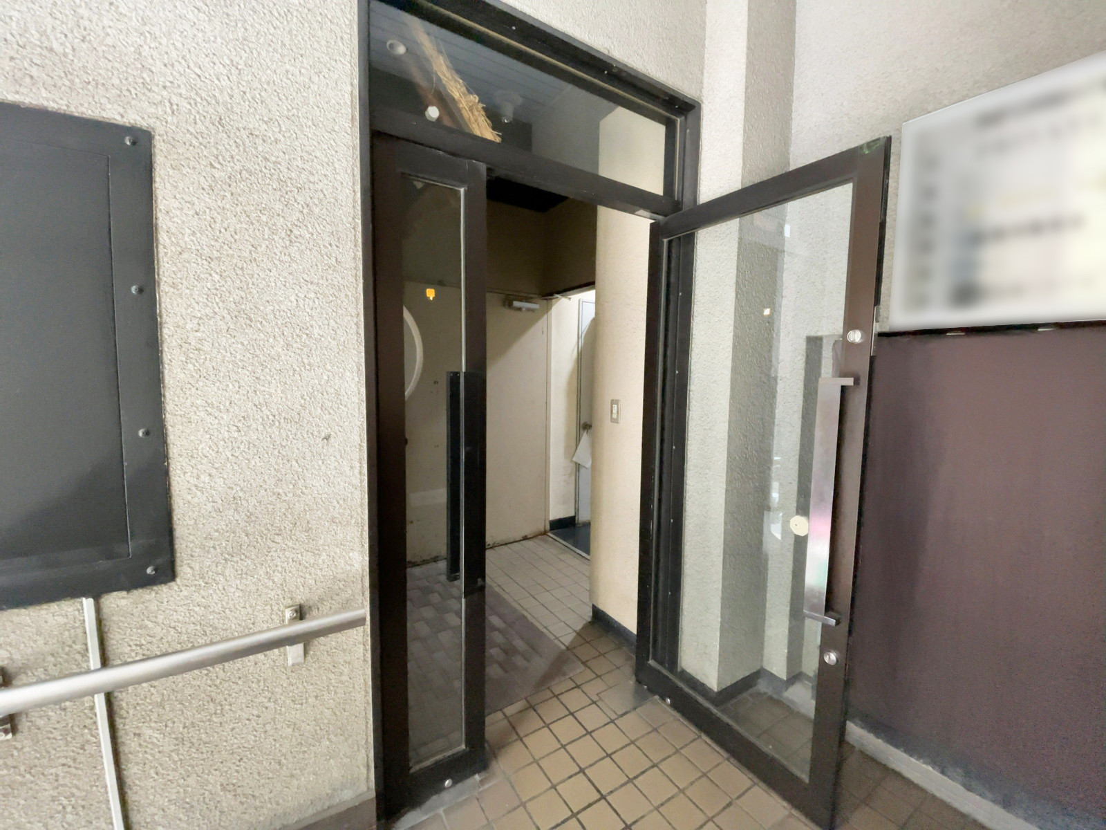 オフィスビル出入口