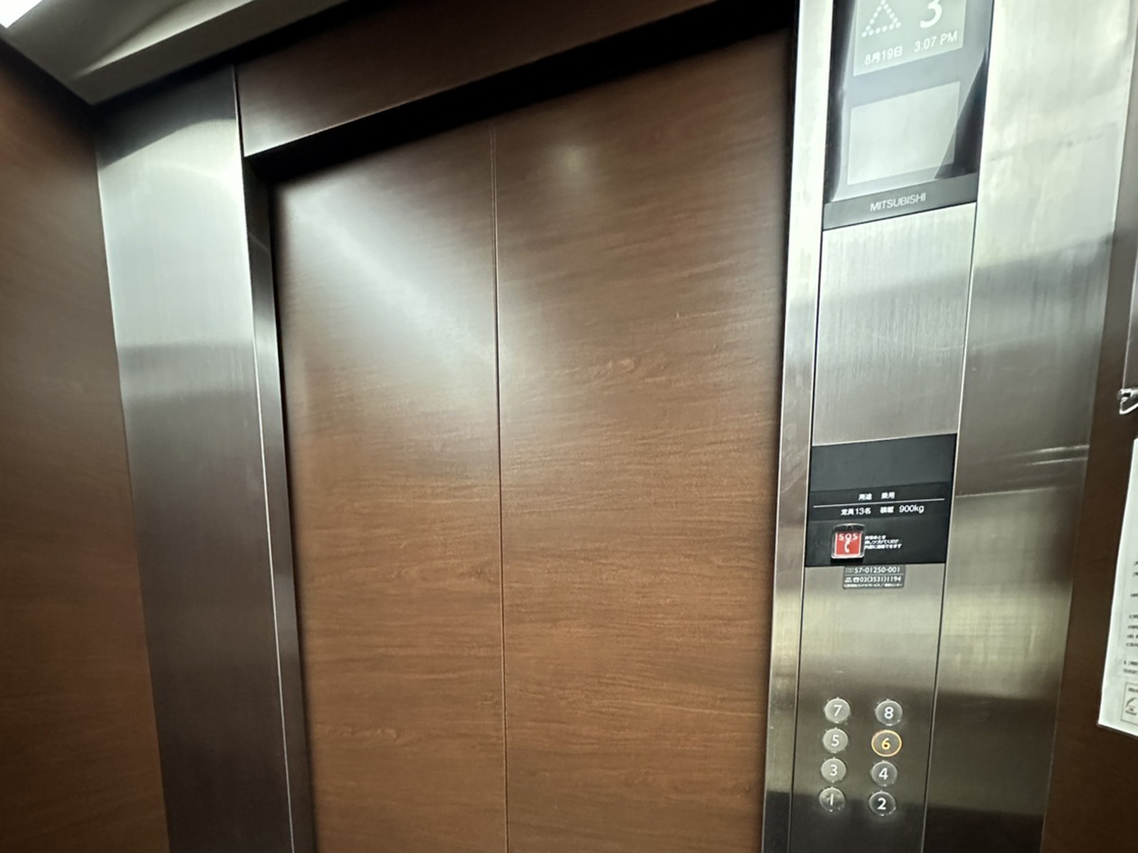 エレベーター内部