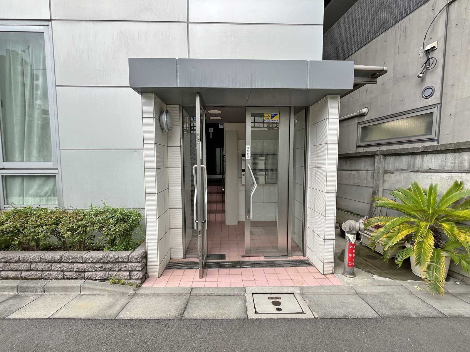 オフィスビル出入口