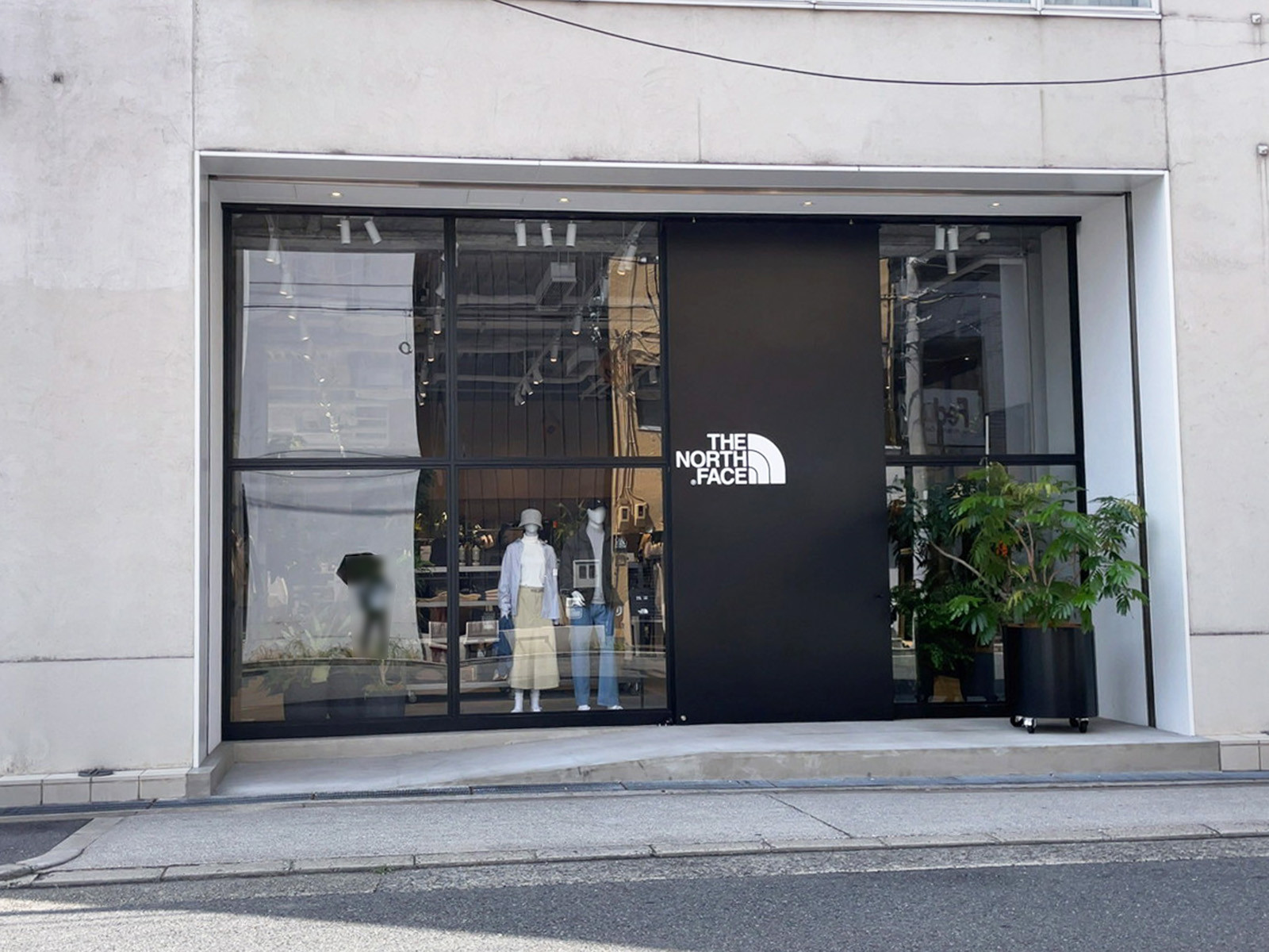 1階のTHE NORTH FACE堀江