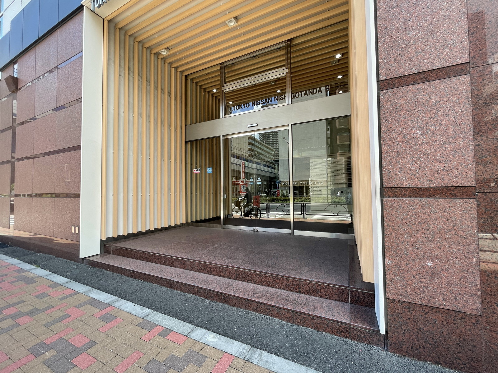 オフィスビル出入口