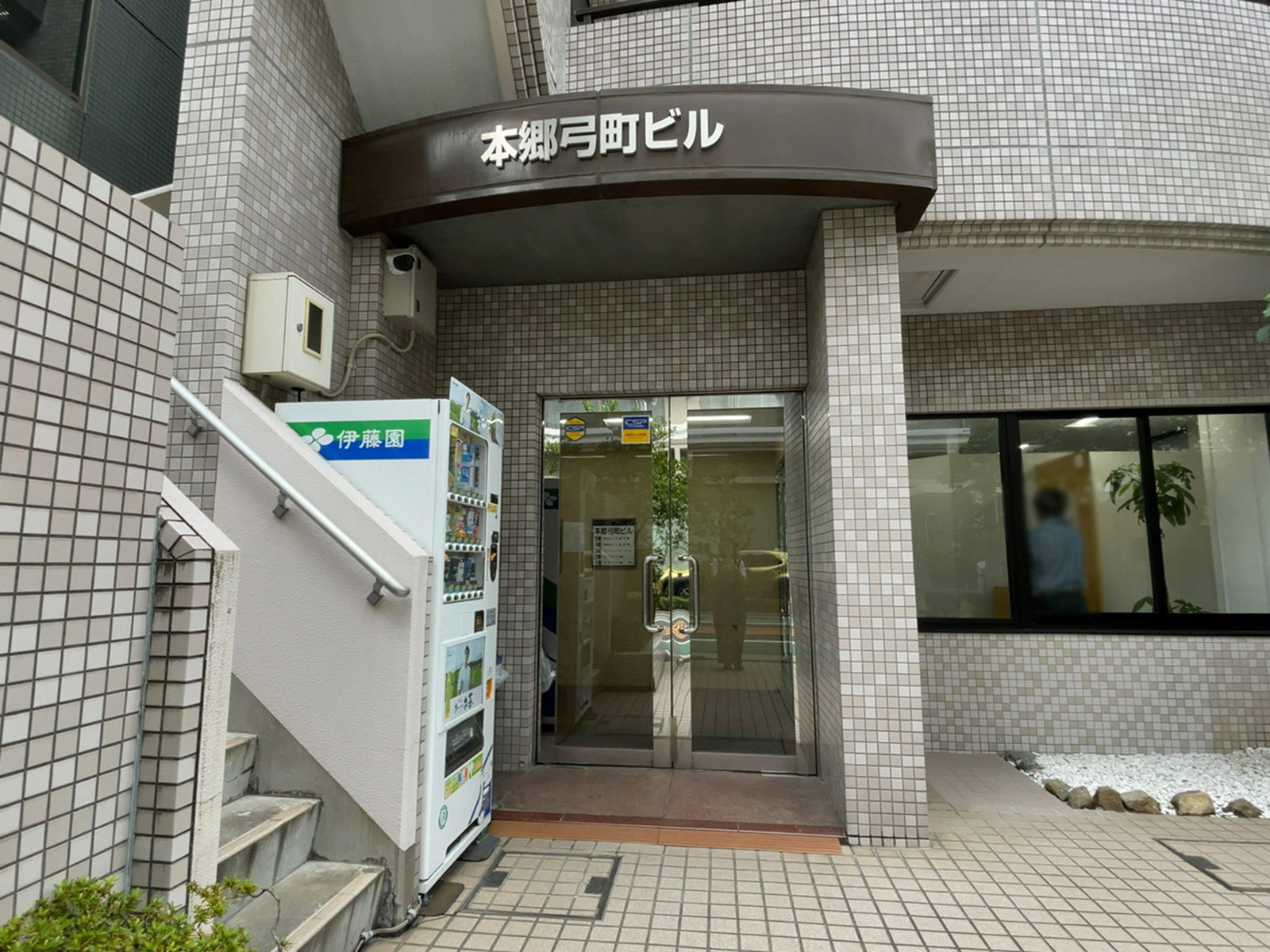 オフィスビル出入口