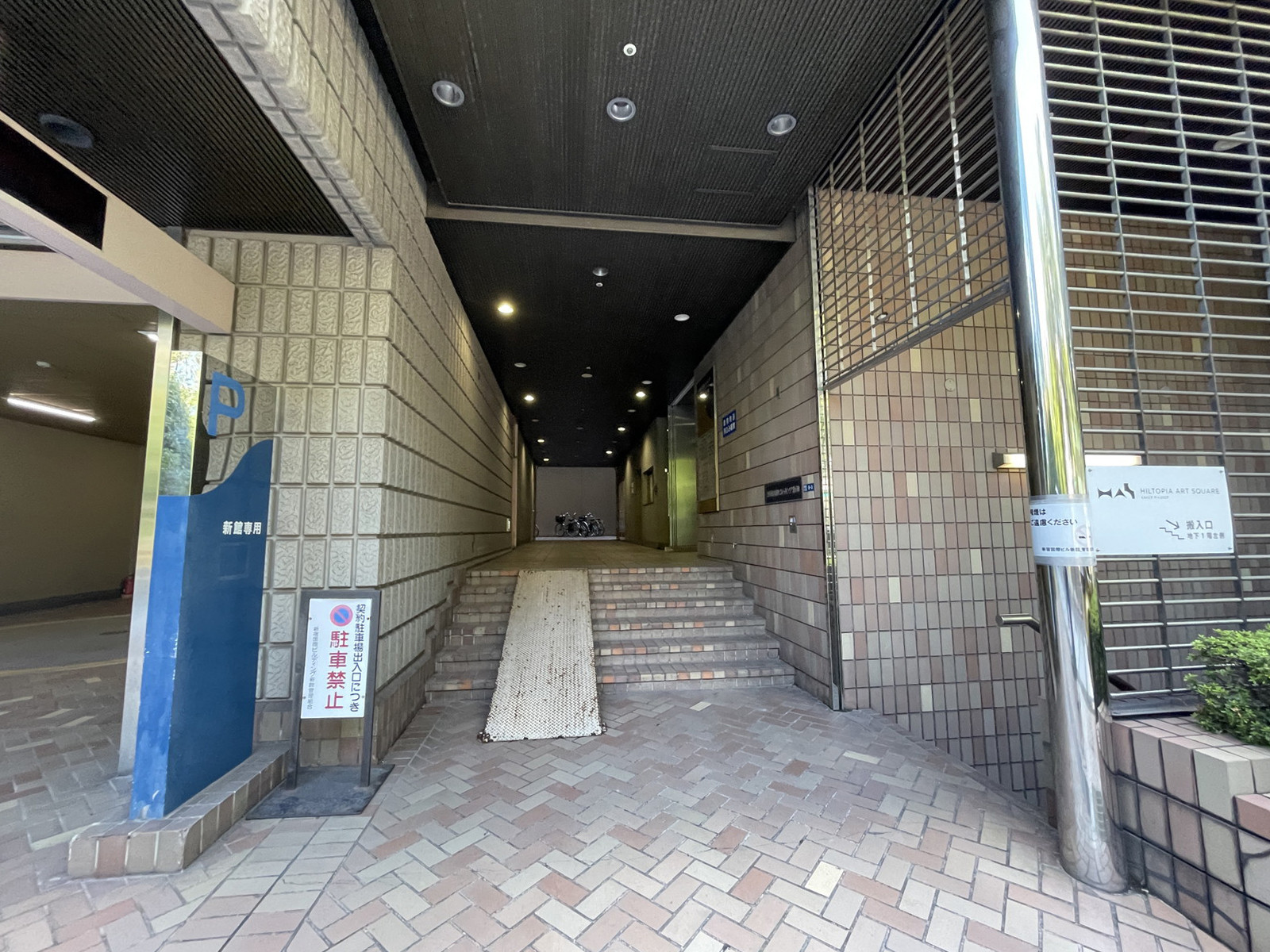 オフィスビル出入口
