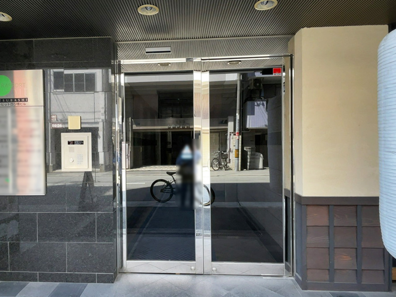 オフィスビル出入口