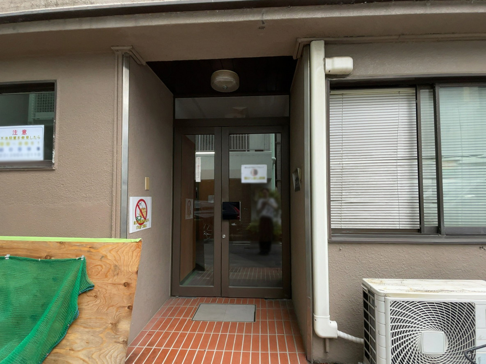 オフィスビル出入口