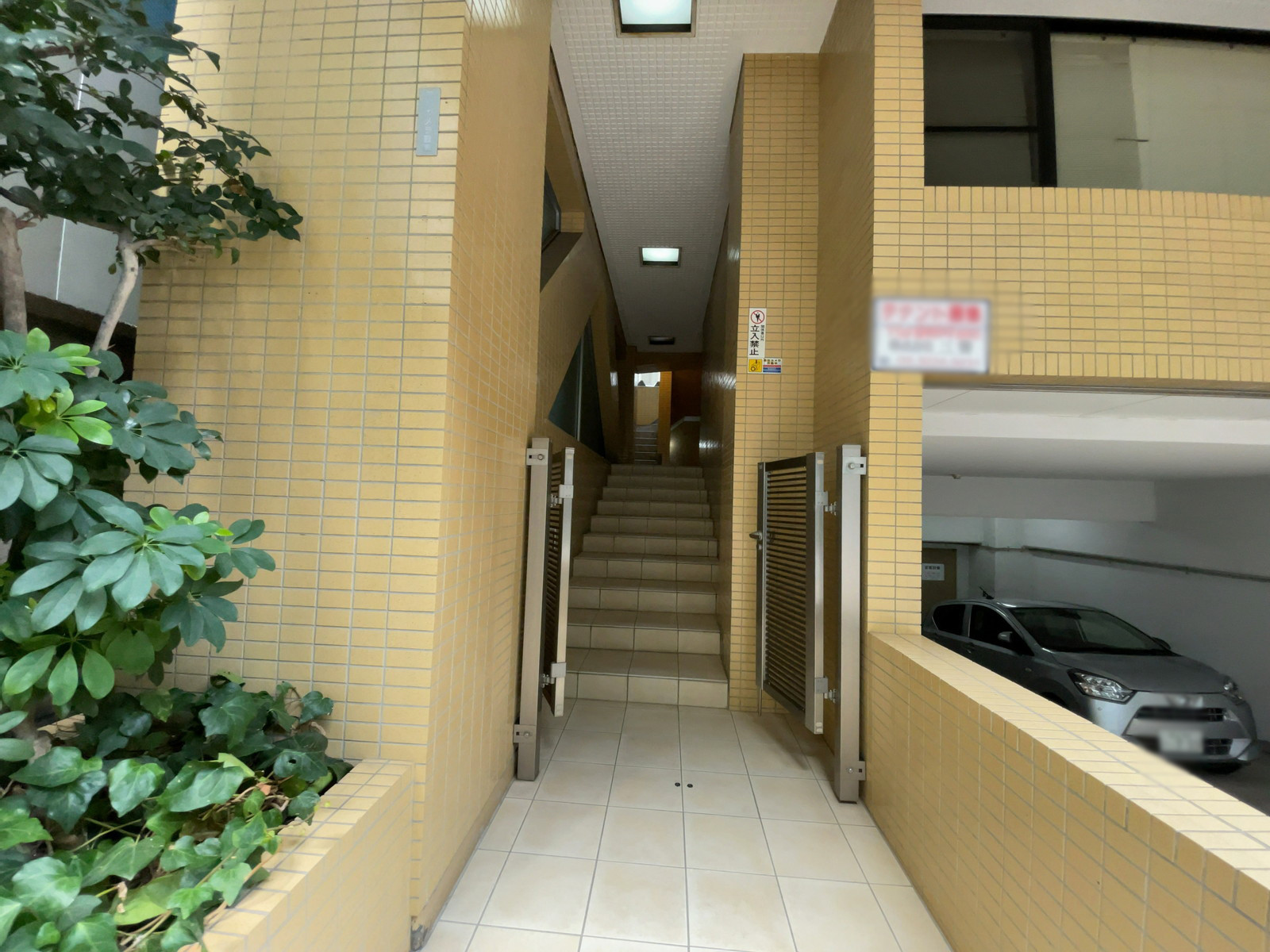 オフィスビル出入口