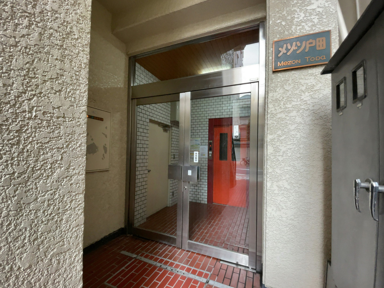オフィスビル出入口