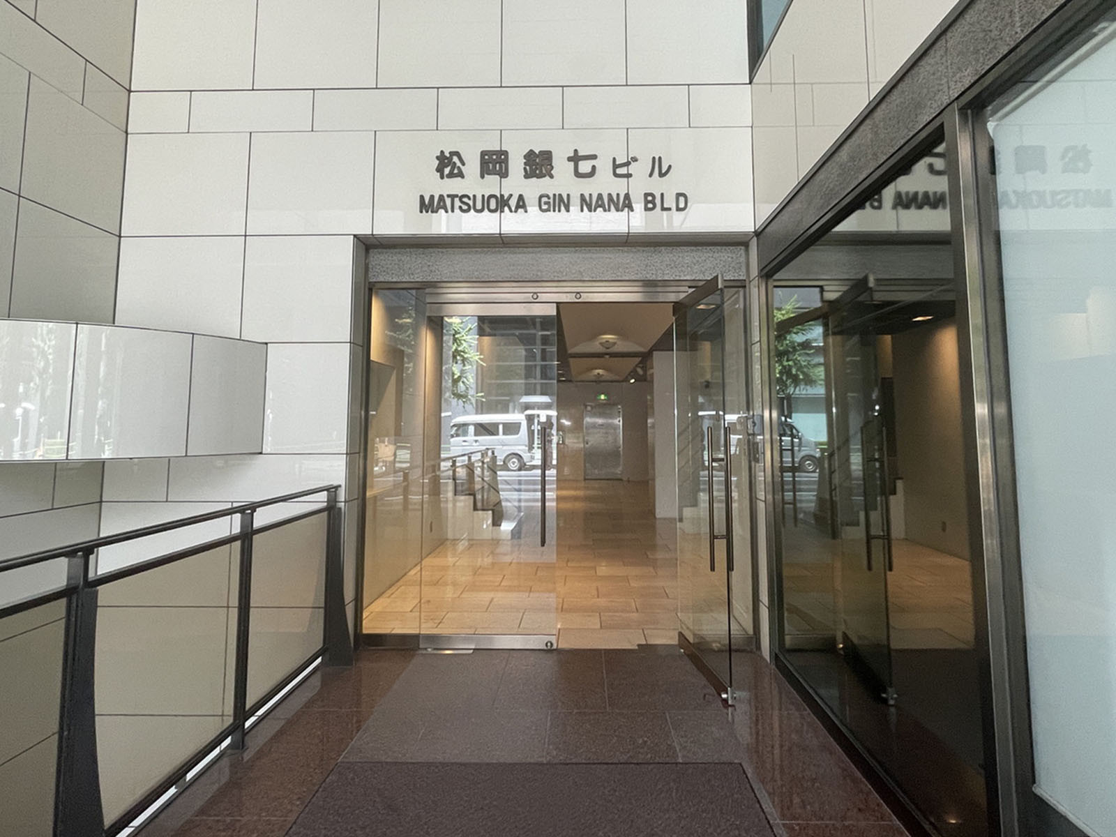 オフィスビル出入口