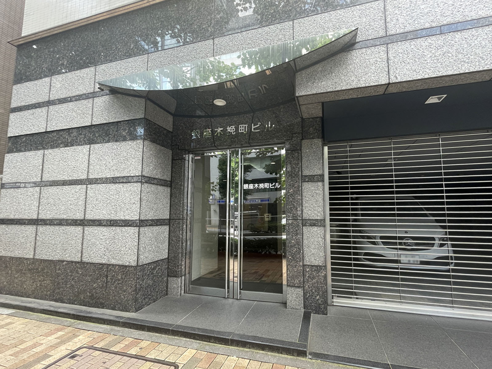 オフィスビル出入口